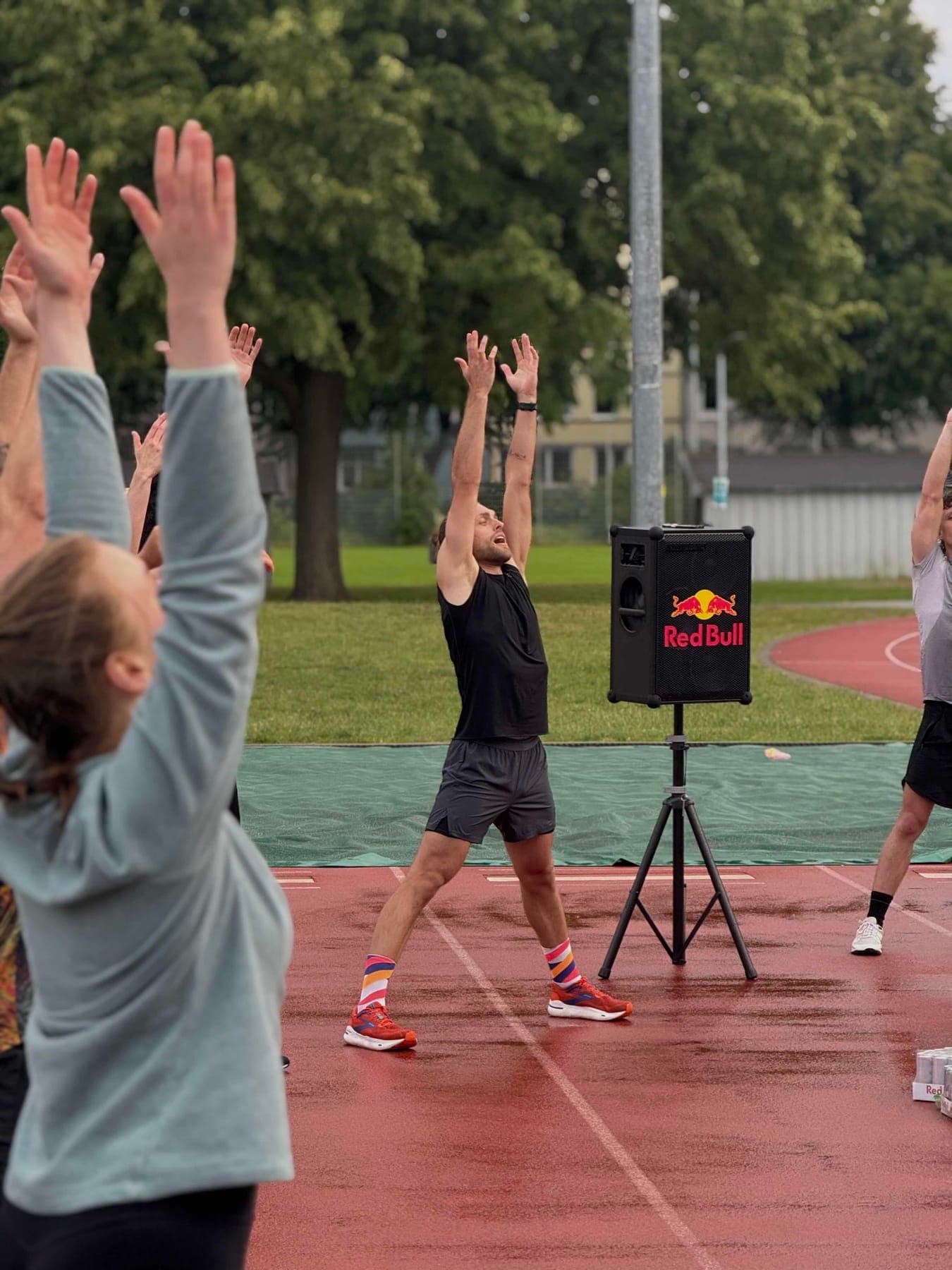 Innes Kistner leitet ein Functional-Training im Freien