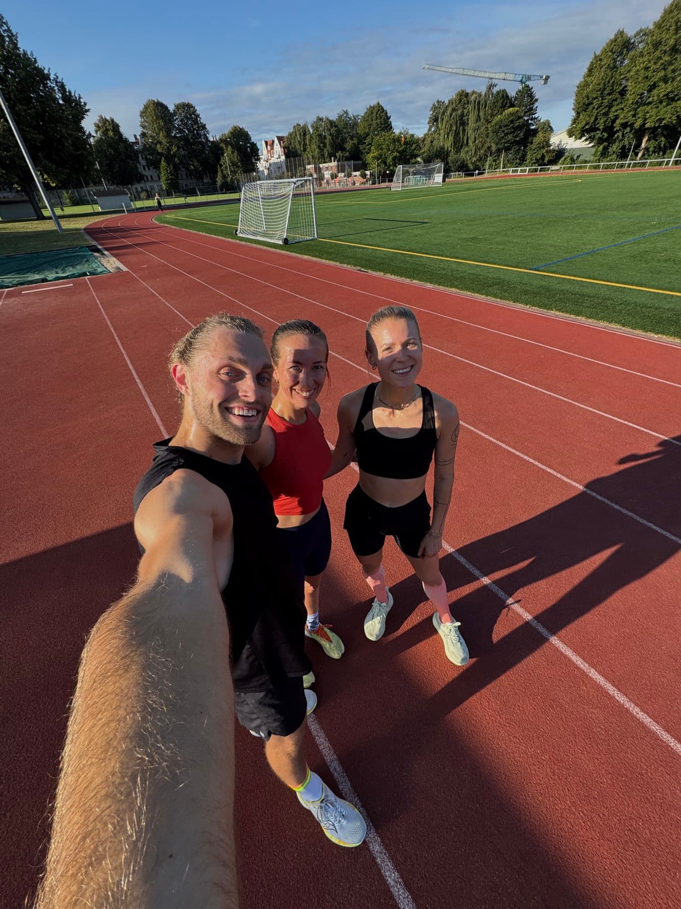 Innes Kistner mit Teilnehmerinnen nach dem Training