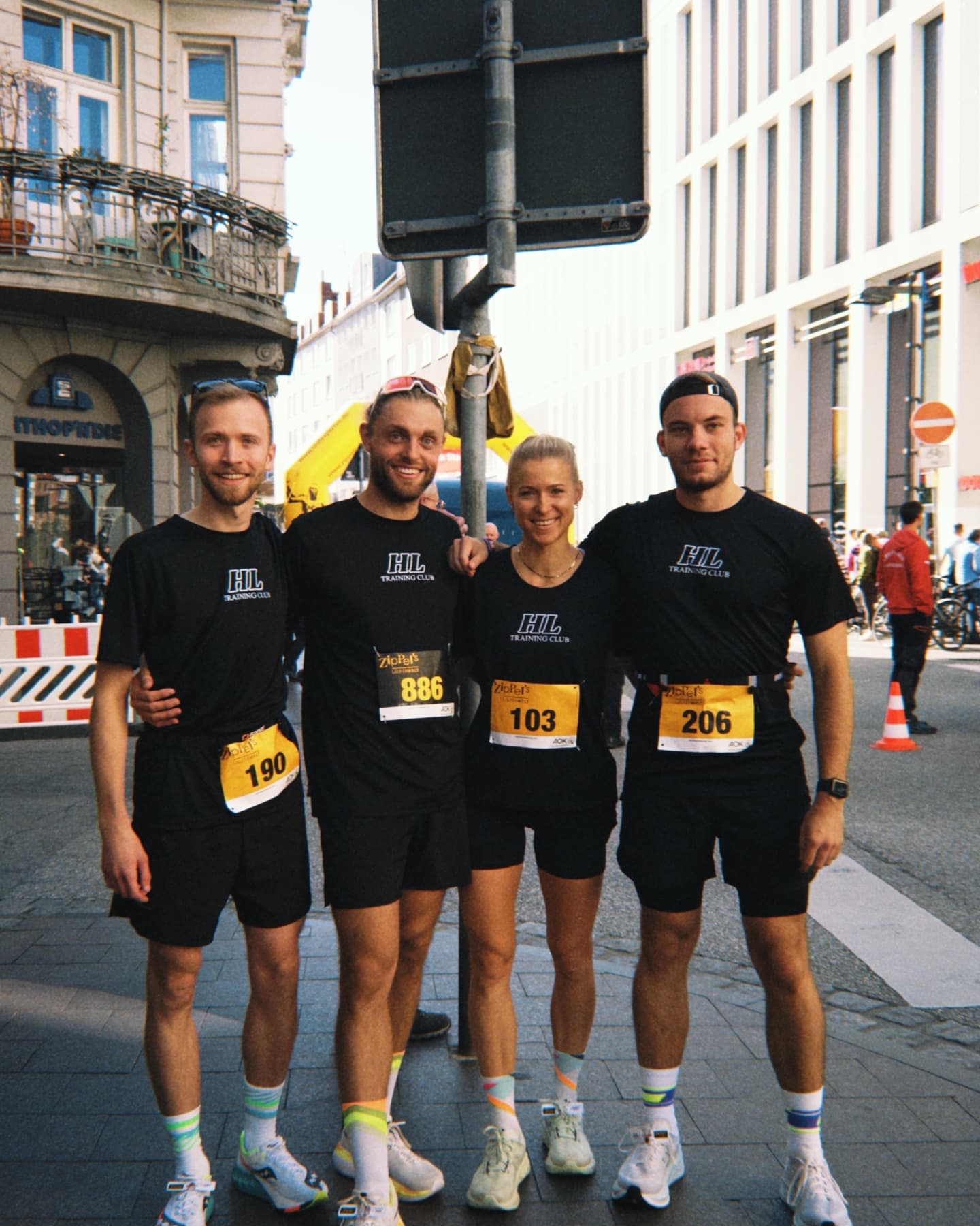 Innes Kistner mit dem HL Training Club vor dem Start — mit Startnummern