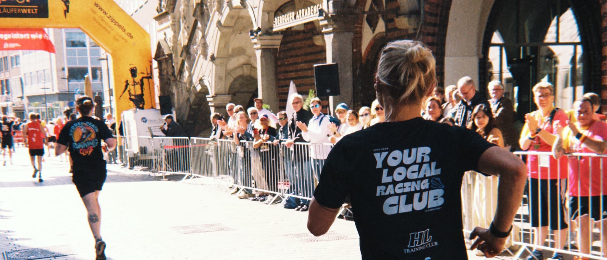 Zieleinlauf in der Lübecker Innenstadt, Publikum applaudiert