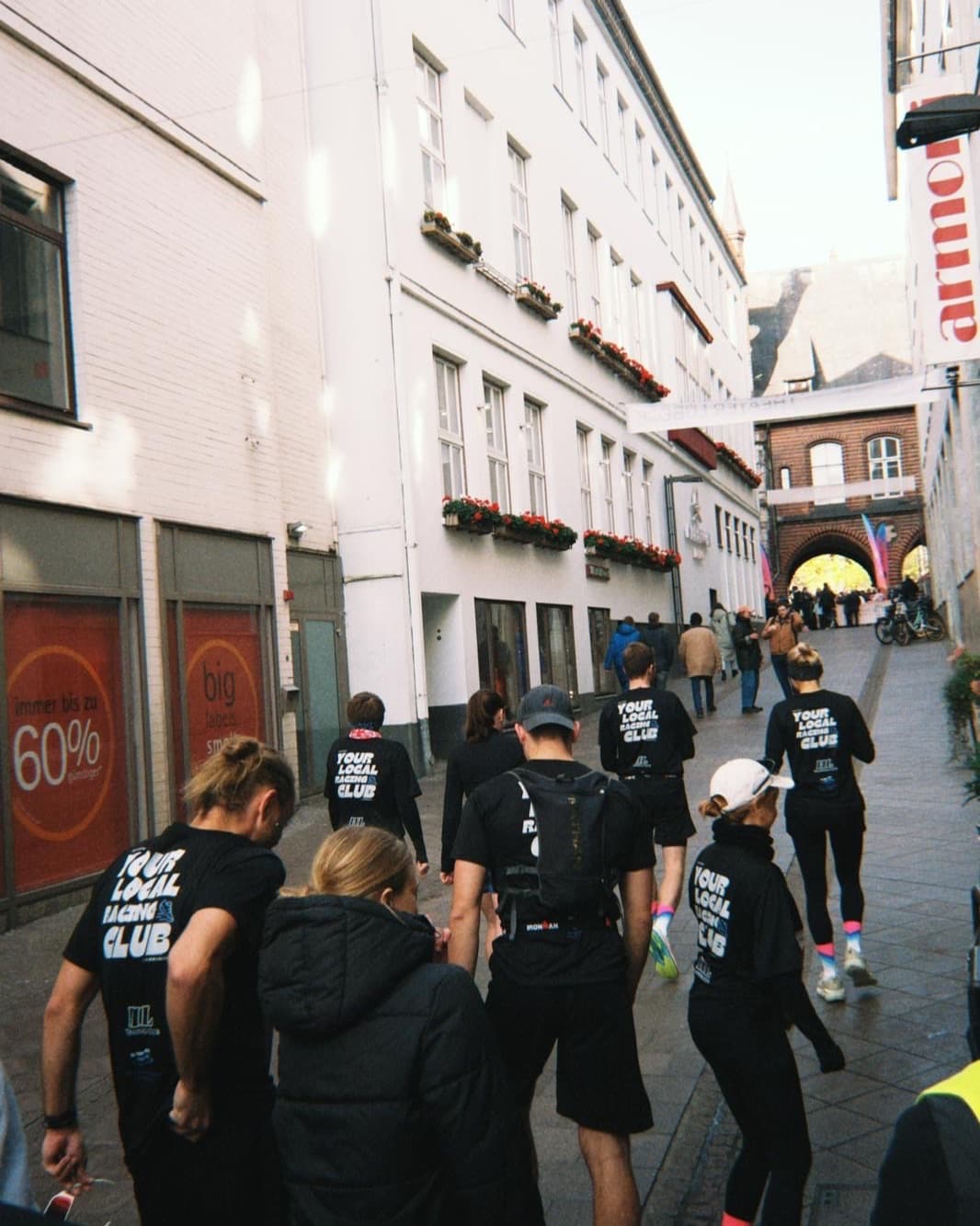 Der HL Training Club auf dem Weg zum Start durch die Lübecker Altstadt