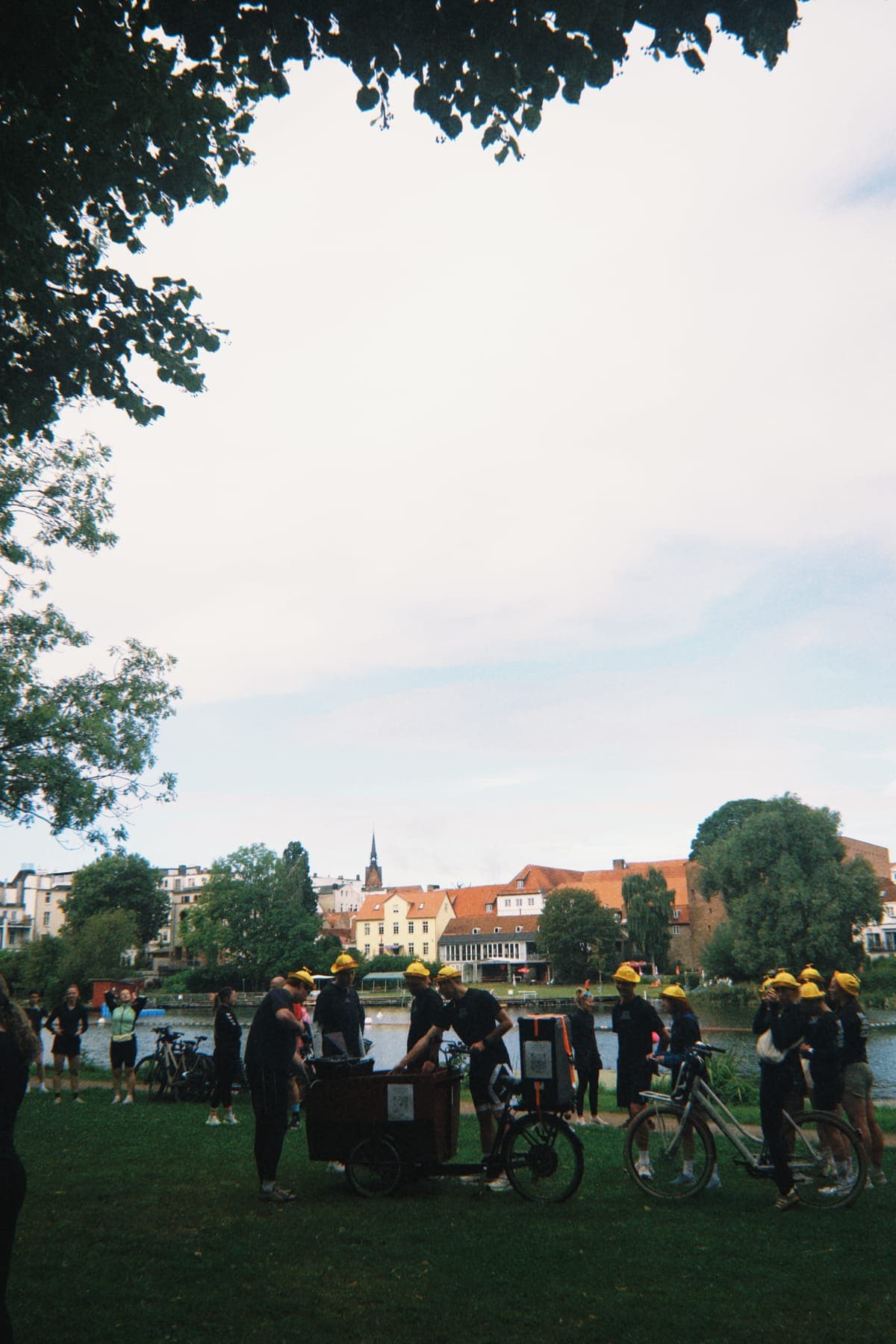 Teilnehmende am Wasser, im Hintergrund die Lübecker Altstadt
